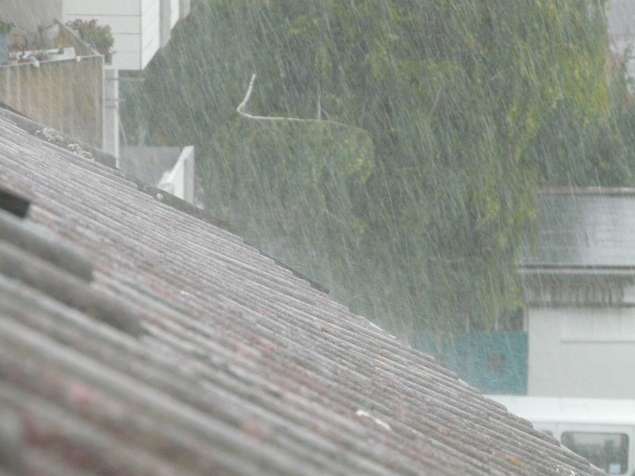 东阳暴雨预警信号升级，应对暴雨保障安全攻略